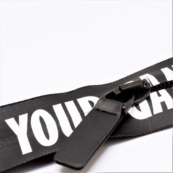 zamek błyskawiczny bryzgoszczelny z logo nadrukowanym na taśmie