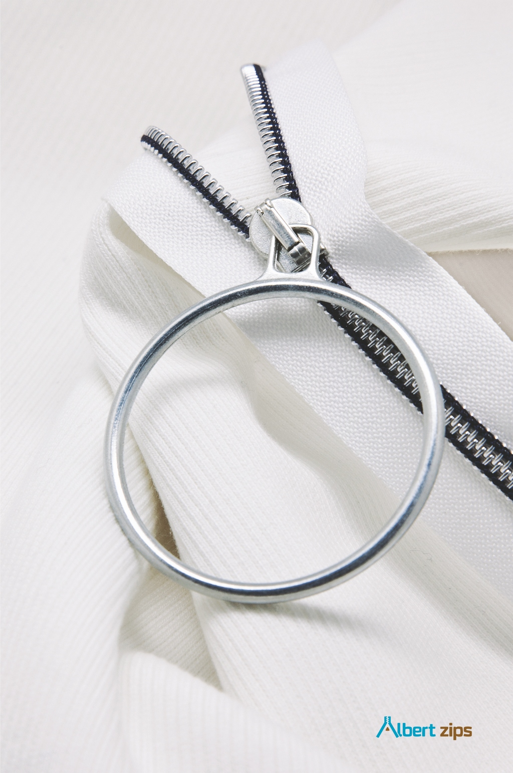 zamek błyskawiczny ze srebrną błyszczącą spiralą