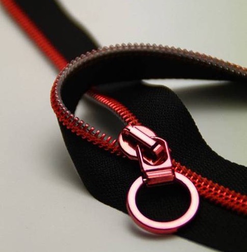 zamek błyskawiczny z metalizowanymi ząbkami, z pullerem w kształcie koła