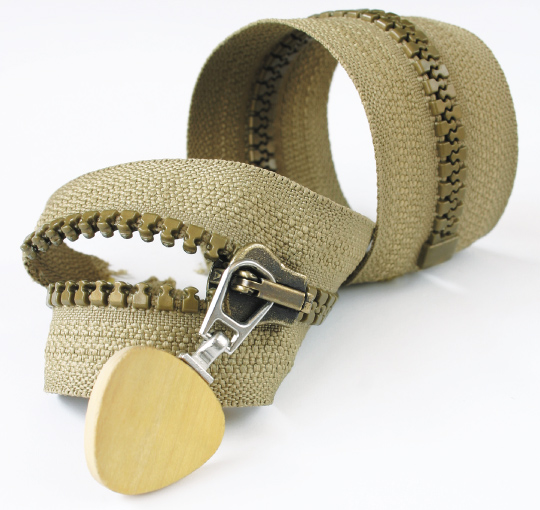 beżowy zamek błyskawiczny z drewnianym uchwytem maszynki